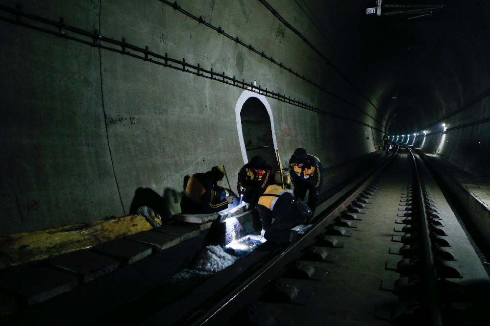 温宿铁路运营隧道病害现状